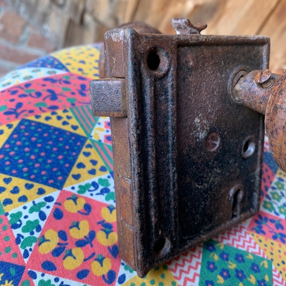 ANTIQUE DOOR KNOBS WITH CAST IRON LOCK - Picture 8 of 8
